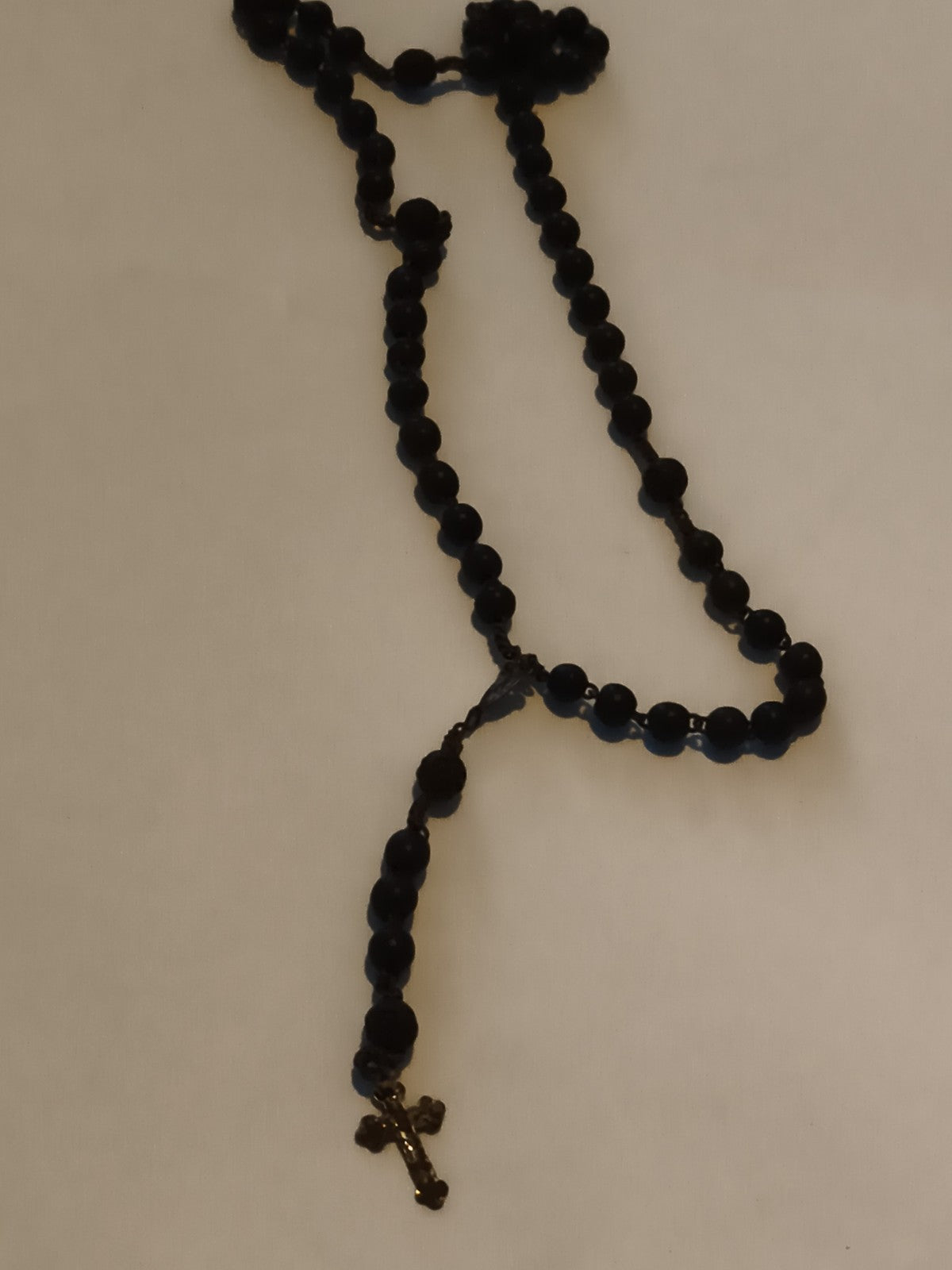 Chapelet catholique ancien, perles noires, croix métal, vintage religieux