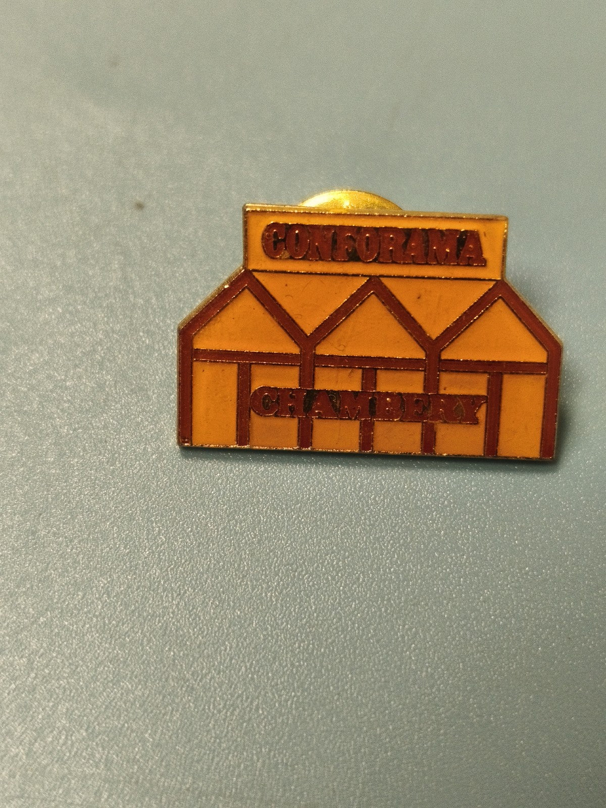 Vintage pin's Conforama Chambéry jaune orange collection publicité ancien