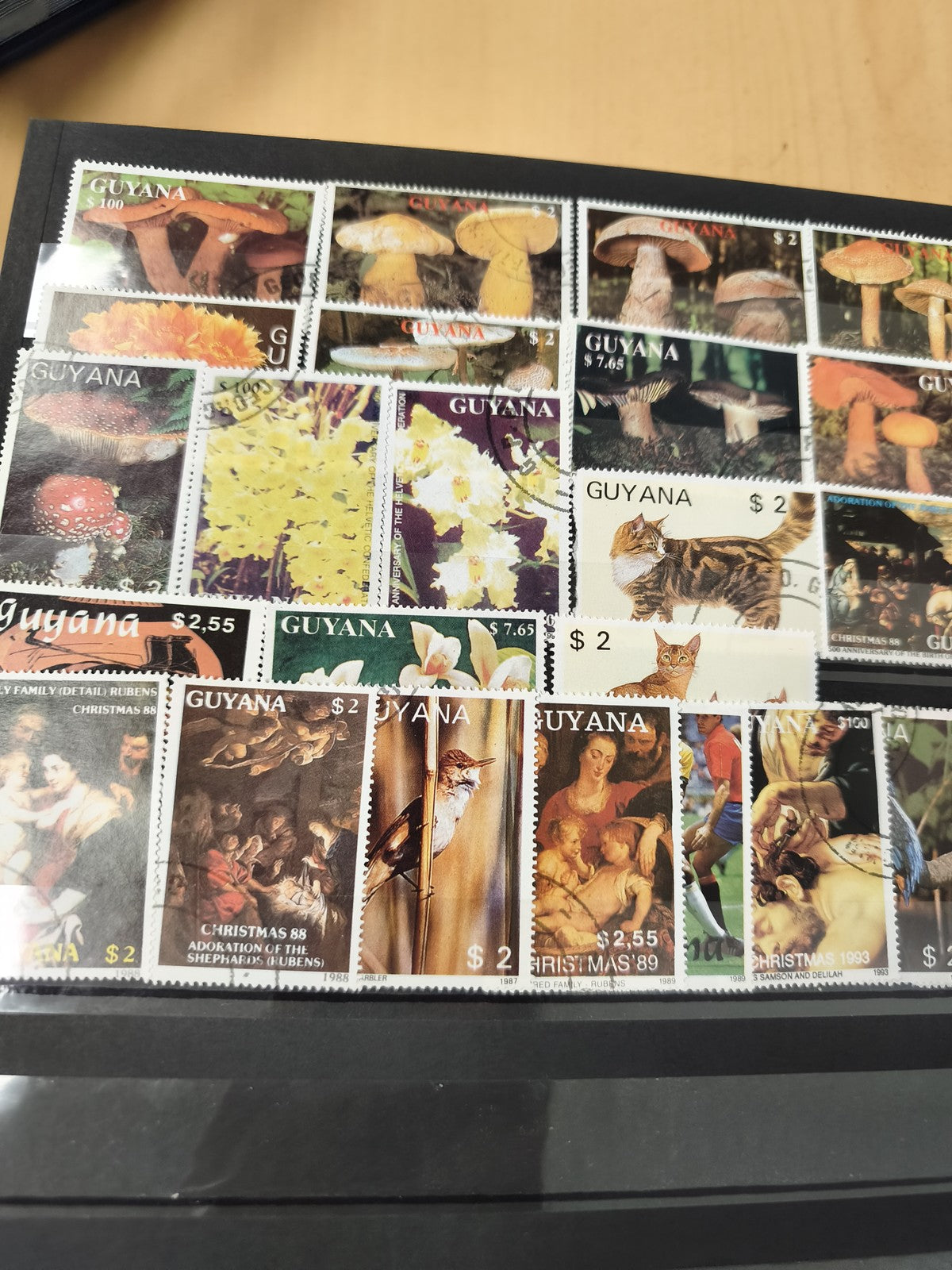 Lot timbres GUYANA thématiques animaux fleurs Noël sur support noir (support non