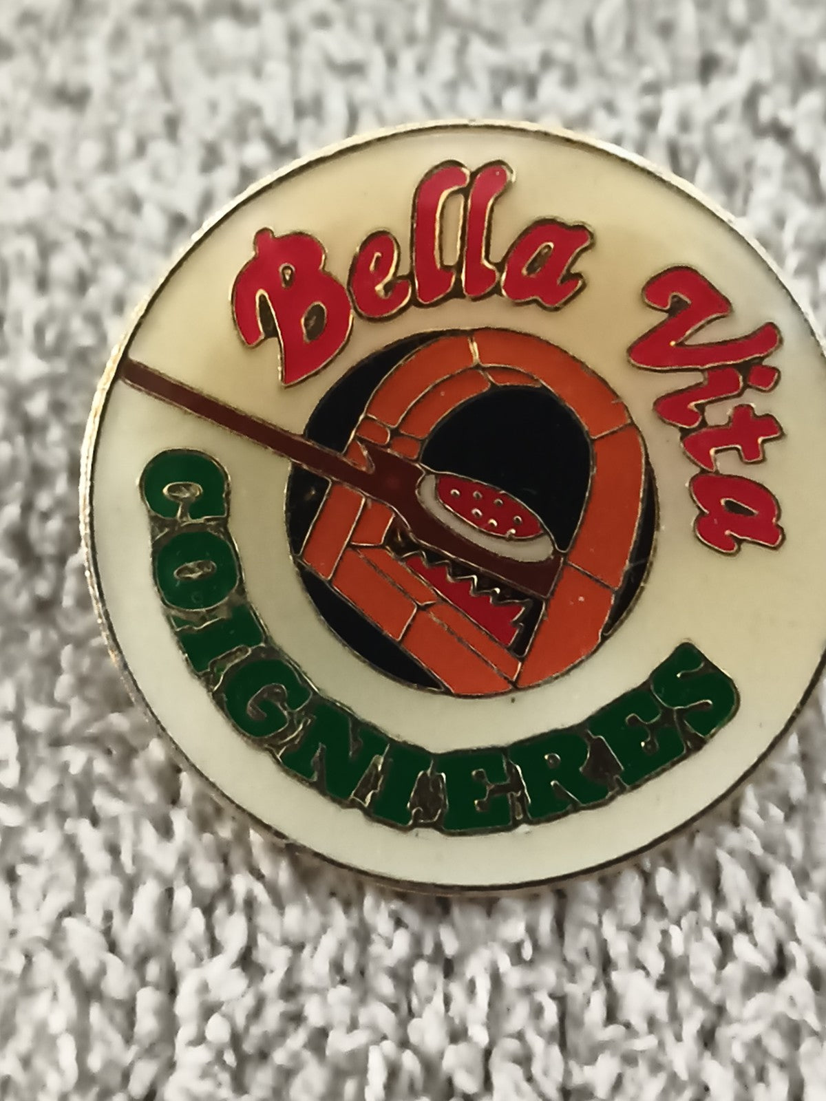 Pin's vintage Bella Vita Coignières émaillé rond logo pizzeria ancien badge
