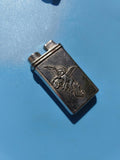 Ancien briquet publicitaire métal motif ange relief, objet déco vintage
