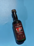 Mignonnette vintage Calem Velhotes Porto, étiquette illustrée, bouteille mi-plei