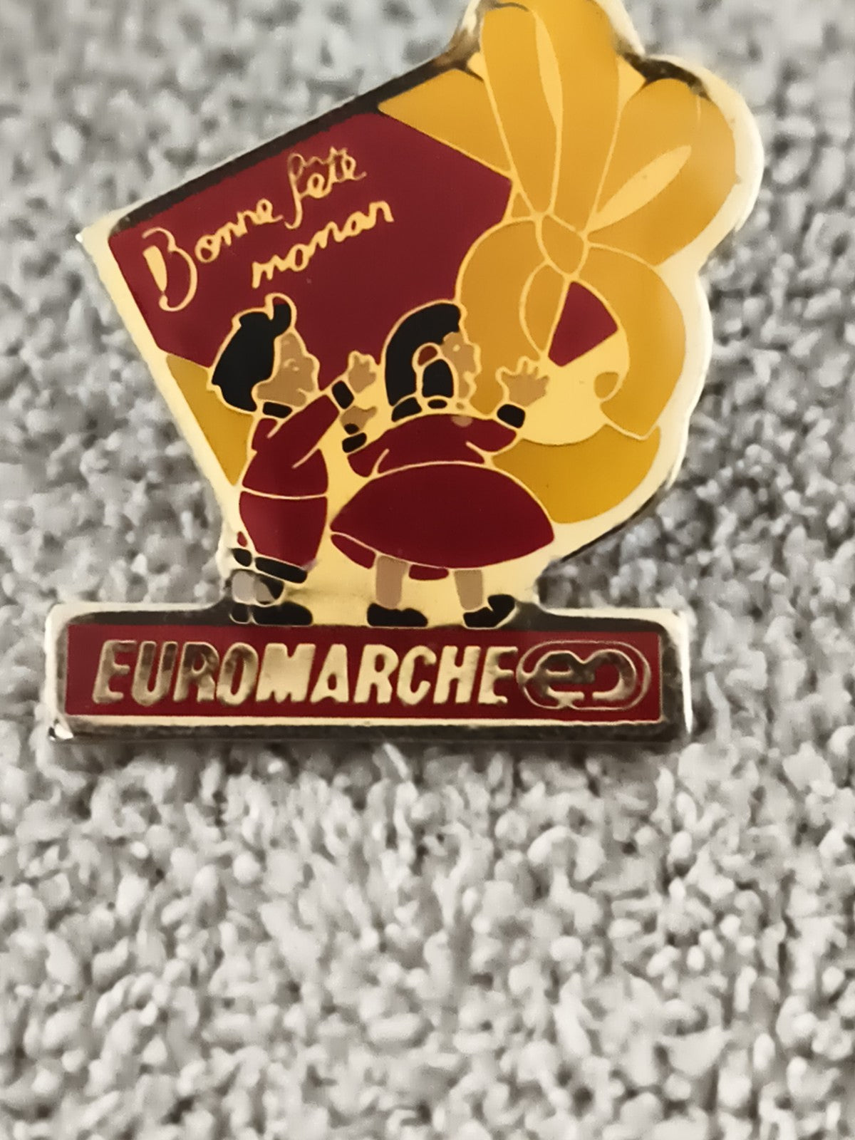 Pin's vintage Euromarché Bonne fête Maman, émaillé rouge jaune, badge ancien
