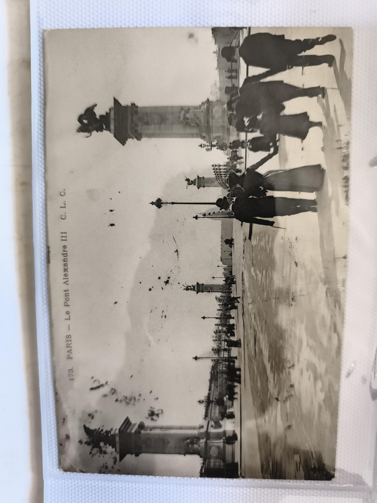 CPA Paris Pont Alexandre III animation début XXe photo ancienne