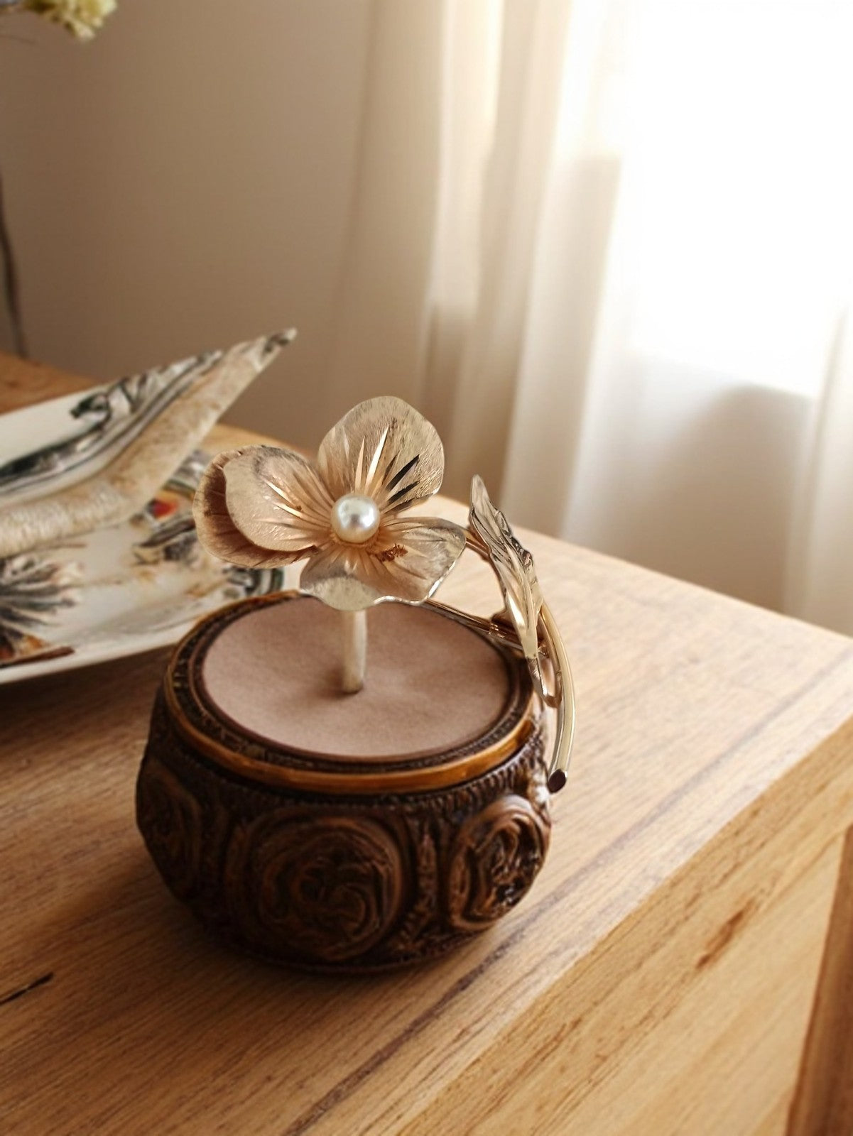 Broche fleur vintage dorée perle, bijou rétro métal doré élégant
