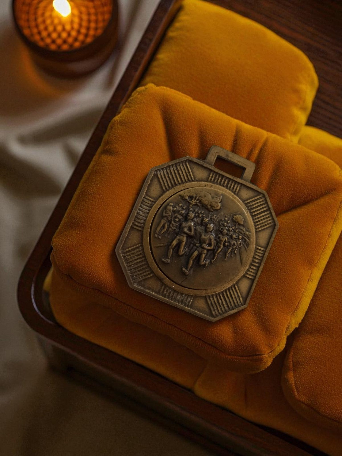 Médaille vintage bronze course à pied octogonale rétro sportif déco