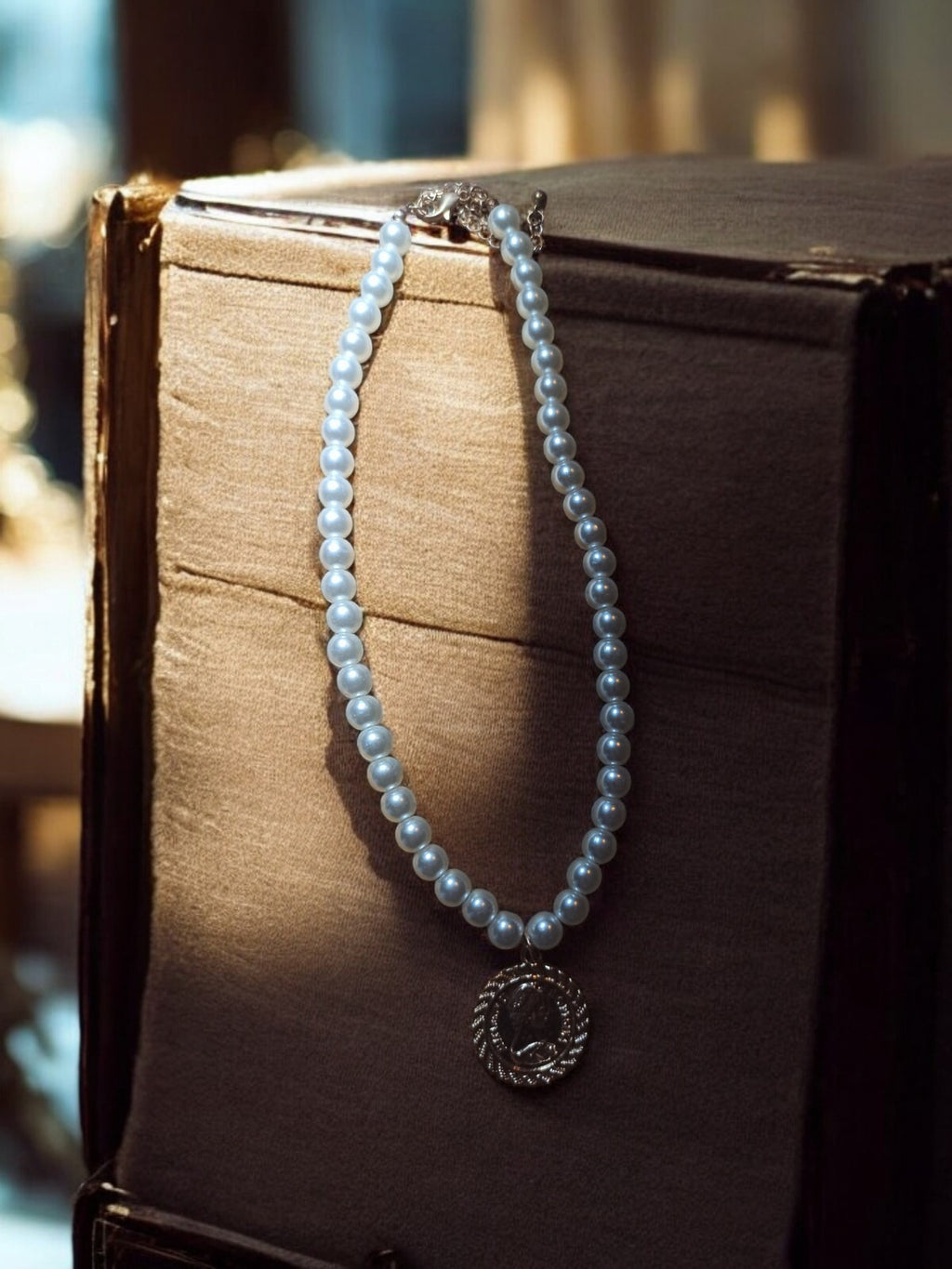 Collier vintage perles fantaisie médaille style Reine Elisabeth rétro chic