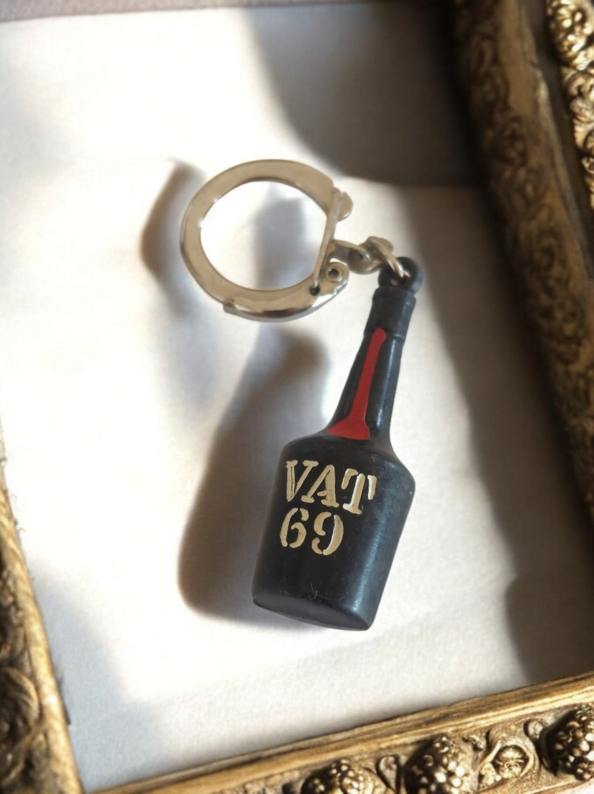 Porte-clés bouteille VAT 69 vintage publicitaire alcool France rétro