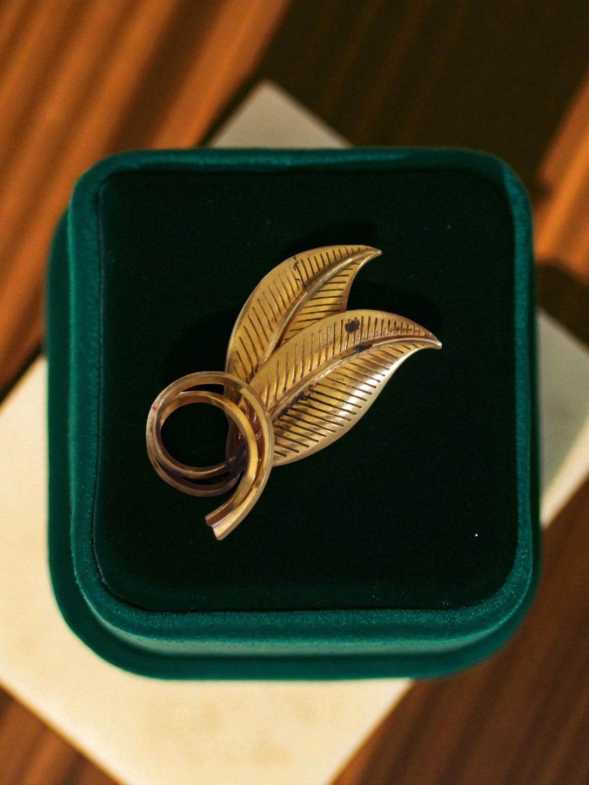 Broche vintage feuille dorée plaquée or – bijou rétro élégant femme