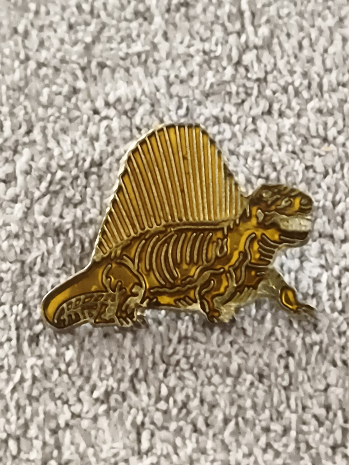 Pin's vintage dinosaure Dimetrodon squelette, finition dorée, badge rétro (Ref 8