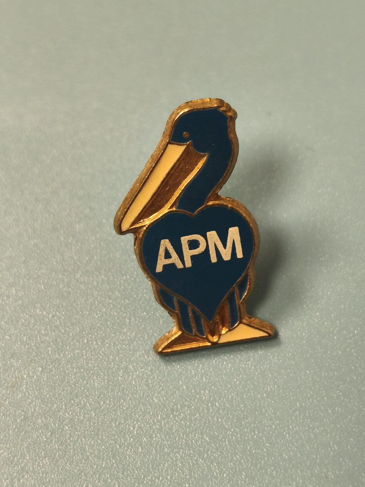 Vintage pin's APM pélican bleu doré collection badge ancien (Ref 15)