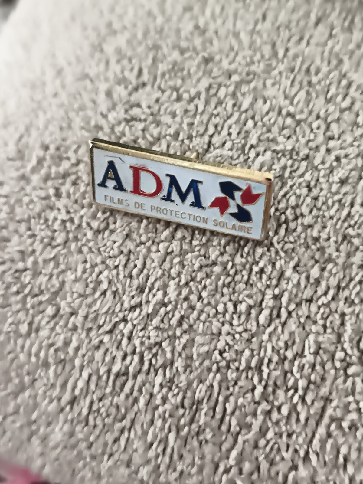 Pin's vintage ADM films protection solaire logo émaillé rectangulaire (Ref 8)