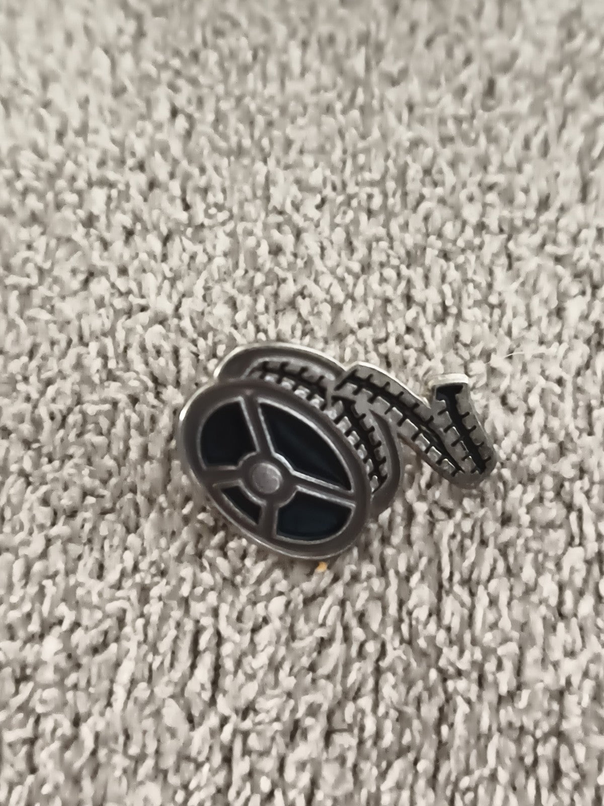 Pin's vintage bobine de film cinéma noir argenté badge rétro (Ref 6)