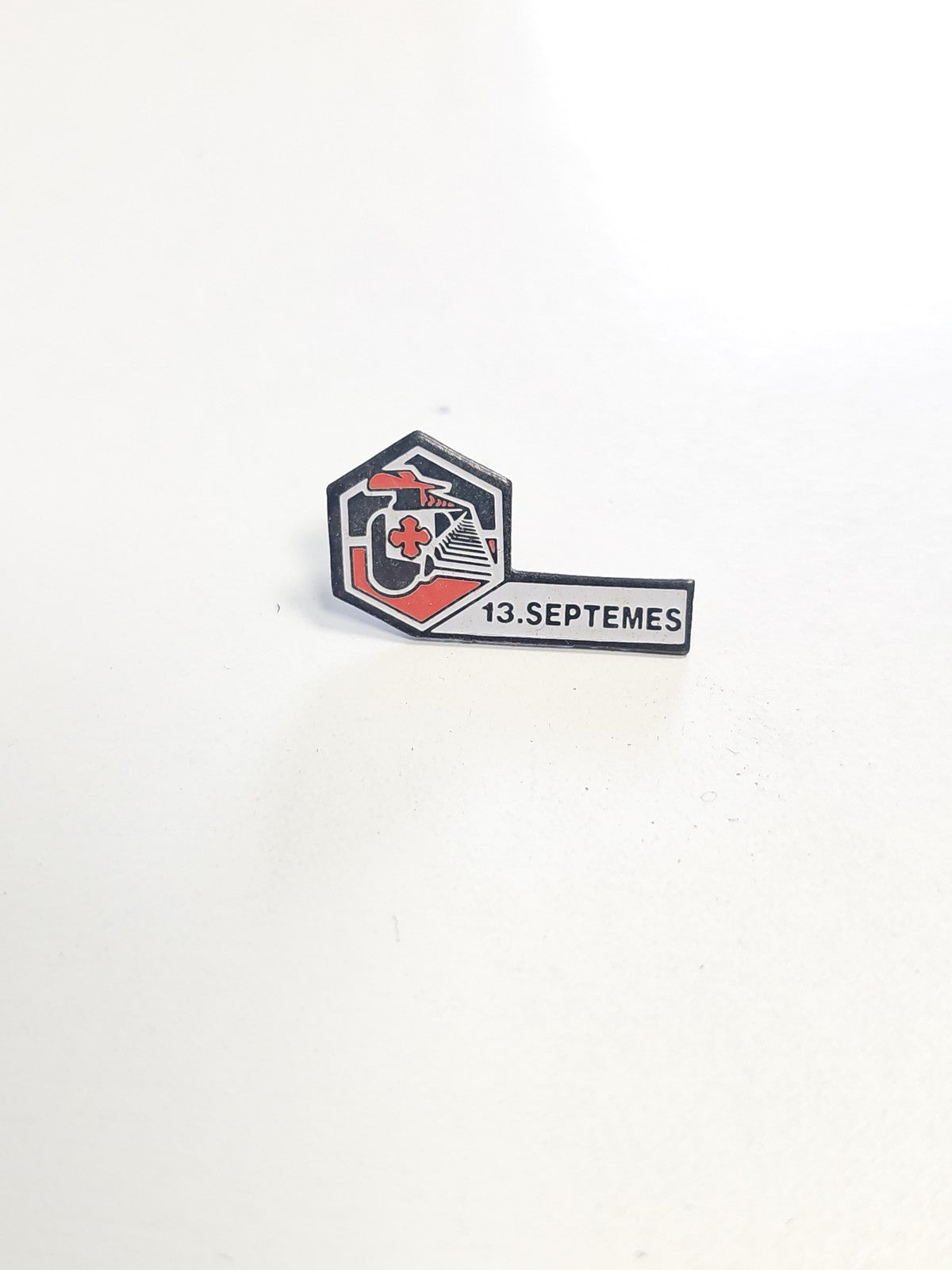 Pin's vintage 13 Septèmes ancien badge rétro collection France objet original