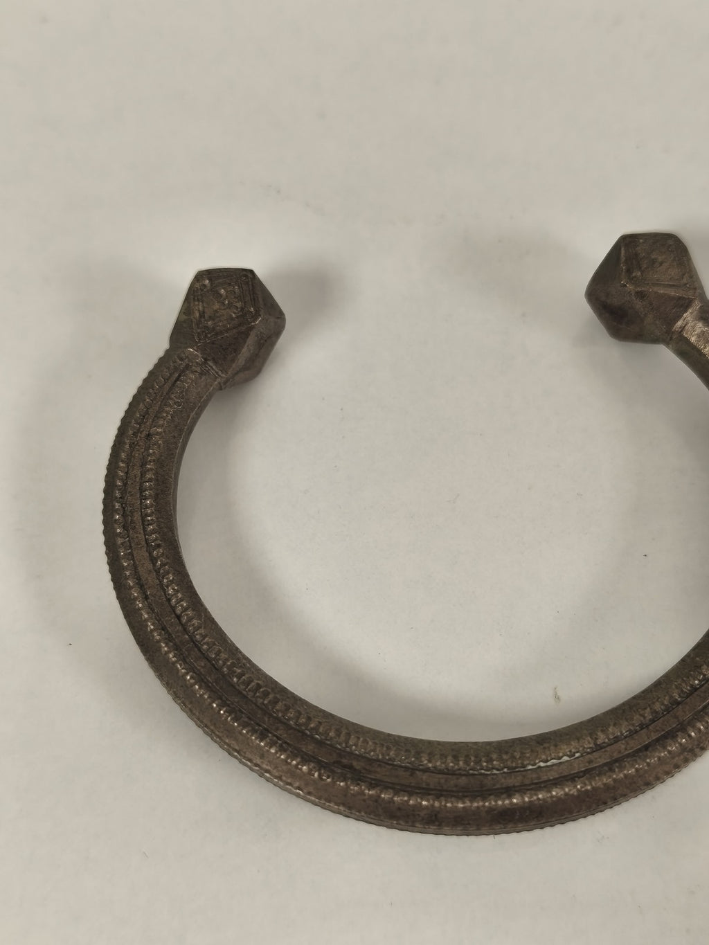 Ancien bracelet africain bronze ouvragé, ethnique, motif géométrique vintage