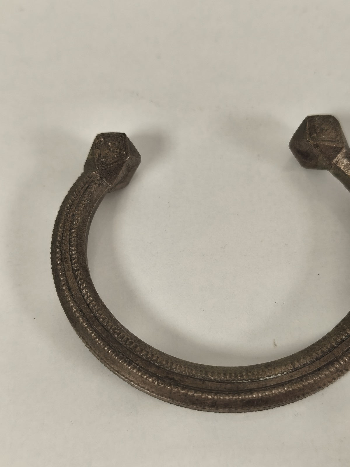 Ancien bracelet africain bronze ouvragé, ethnique, motif géométrique vintage