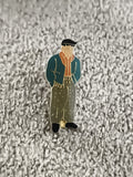 Pin's vintage personnage homme béret veste bleue écharpe orange (Ref 9)