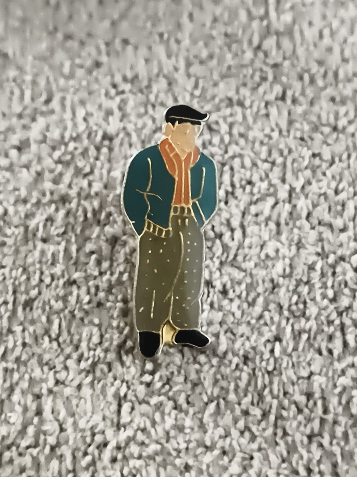 Pin's vintage personnage homme béret veste bleue écharpe orange (Ref 9)