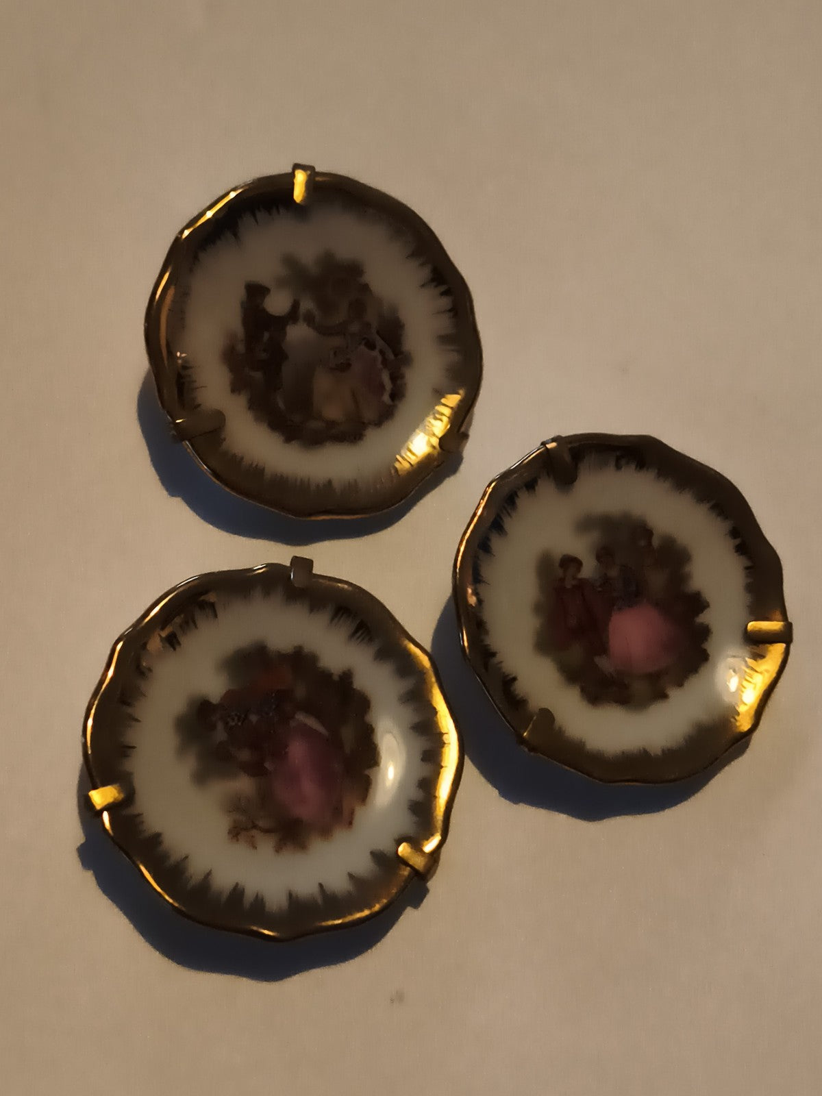 Lot 3 mini cendriers décoratifs Limoges porcelaine dorée scène galante