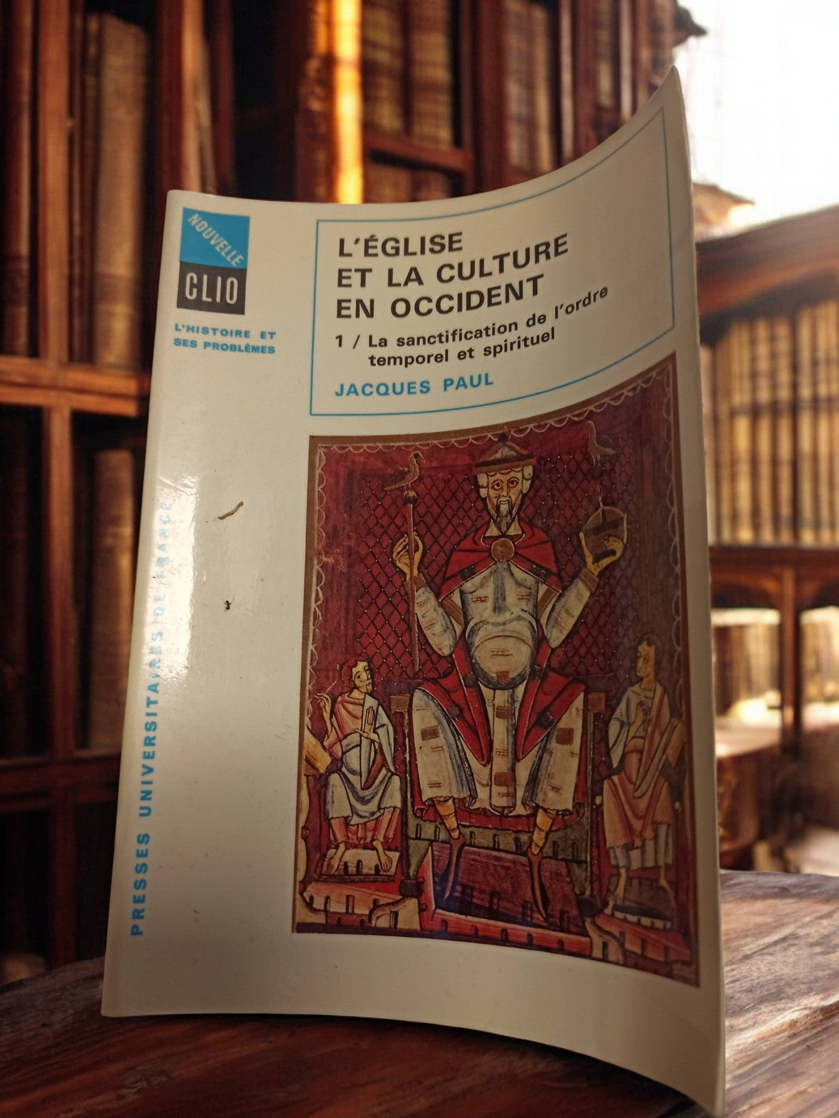 Ancien livre vintage L'Église et la culture en Occident histoire religion rétro