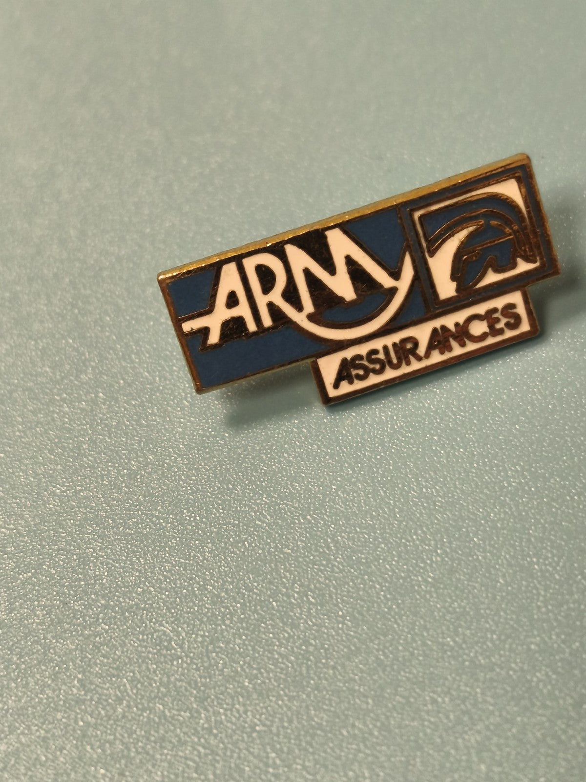 Vintage pin's ARM Assurances bleu logo publicitaire collection (Ref 15)