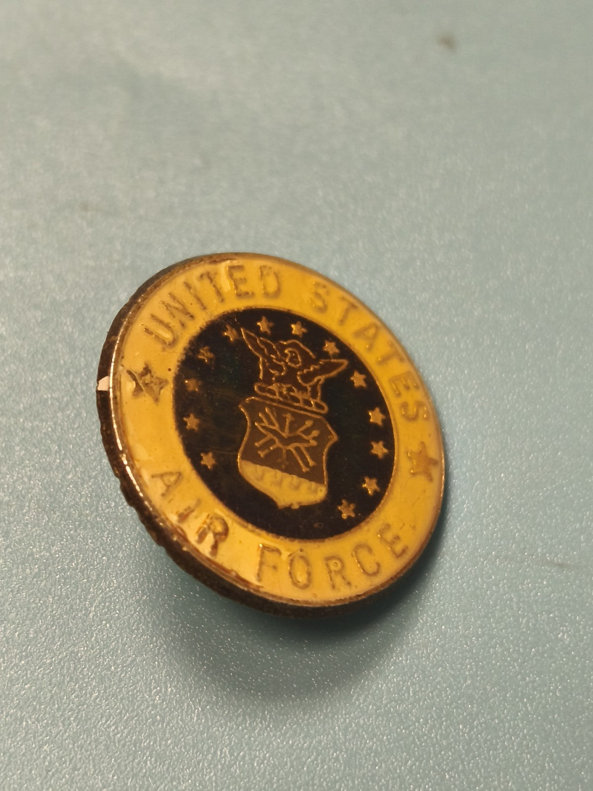 Vintage pin's USA Air Force rond émaillé jaune et noir militaire collection