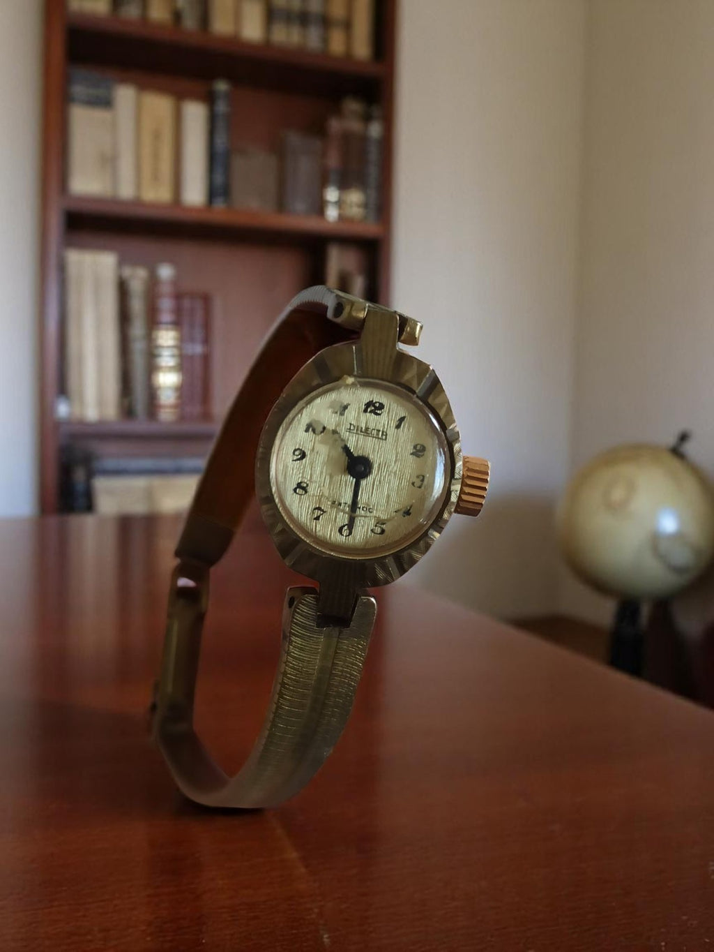 Montre femme vintage Dilecta mécanique à réviser, bracelet aspect doré ancien