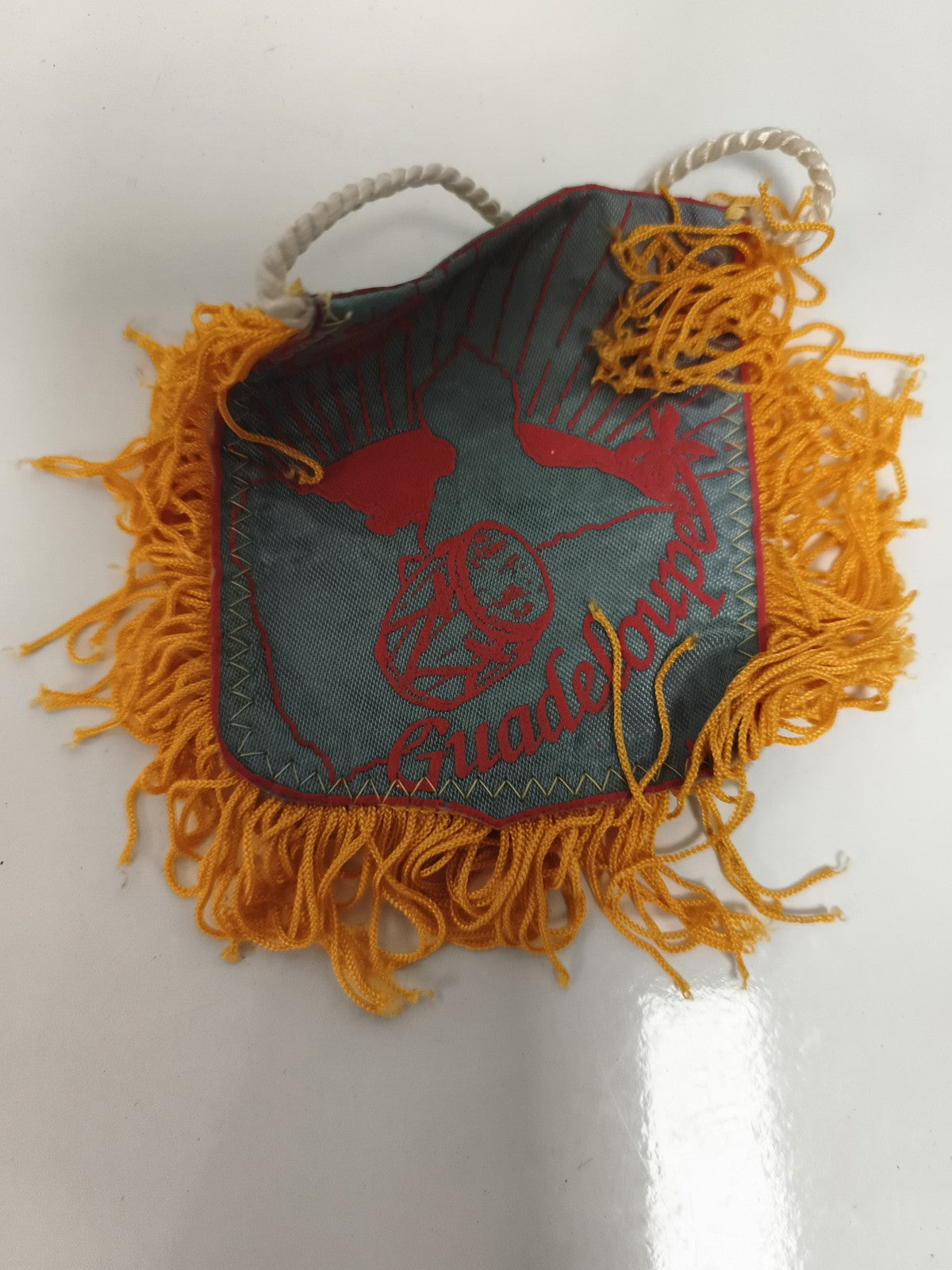 Fanion ancien Guadeloupe brodé, franges jaunes, souvenir vintage rétro