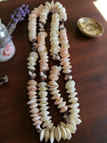 Collier vintage en coquillages naturels, tons crème et rose, bijou ancien ethniq
