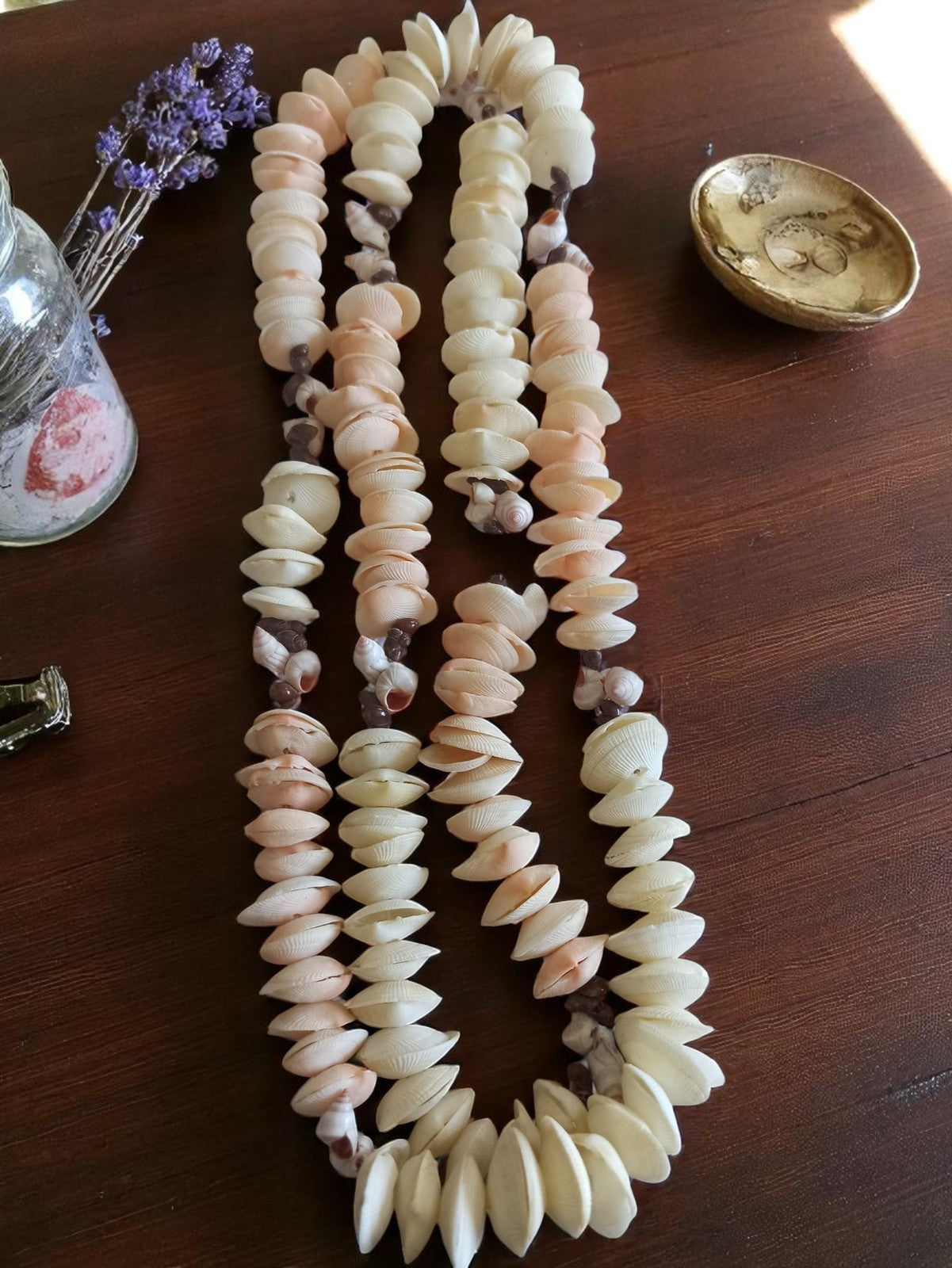Collier vintage en coquillages naturels, tons crème et rose, bijou ancien ethniq