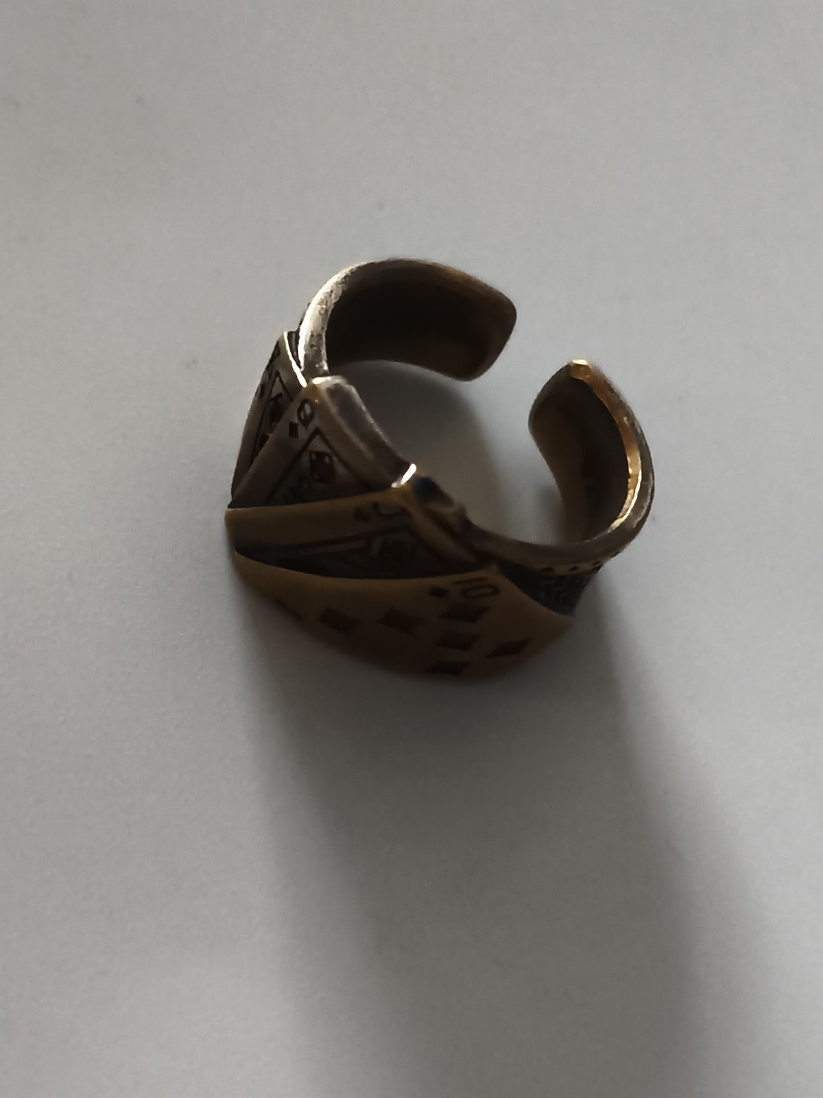 Bague ancienne ajustable décor géométrique, aspect doré, style vintage