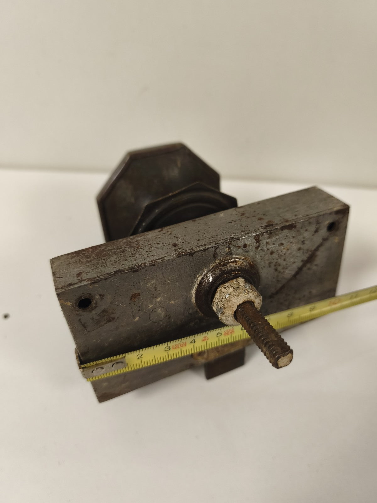 Ancienne poignée de porte serrure vintage forme octogonale métal brun