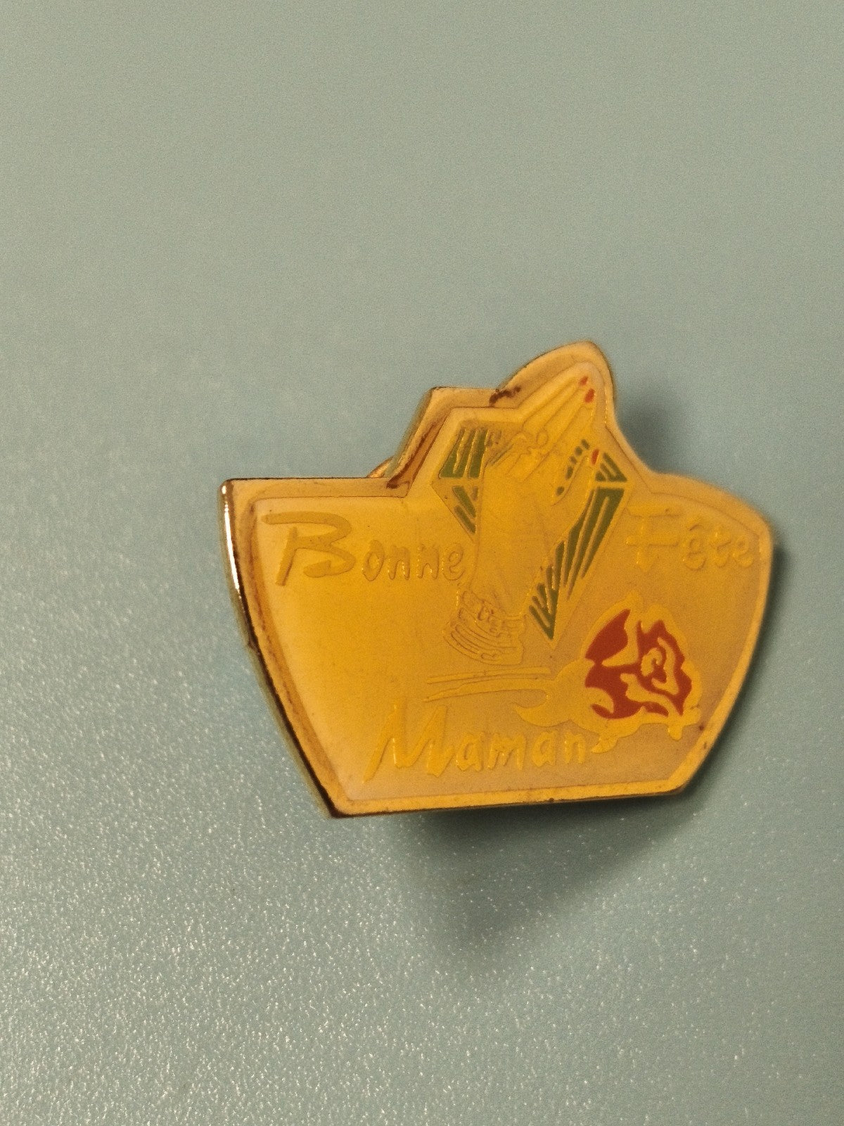 Vintage pin's Bonne Fête Maman jaune, motif mains en prière et fleur rétro