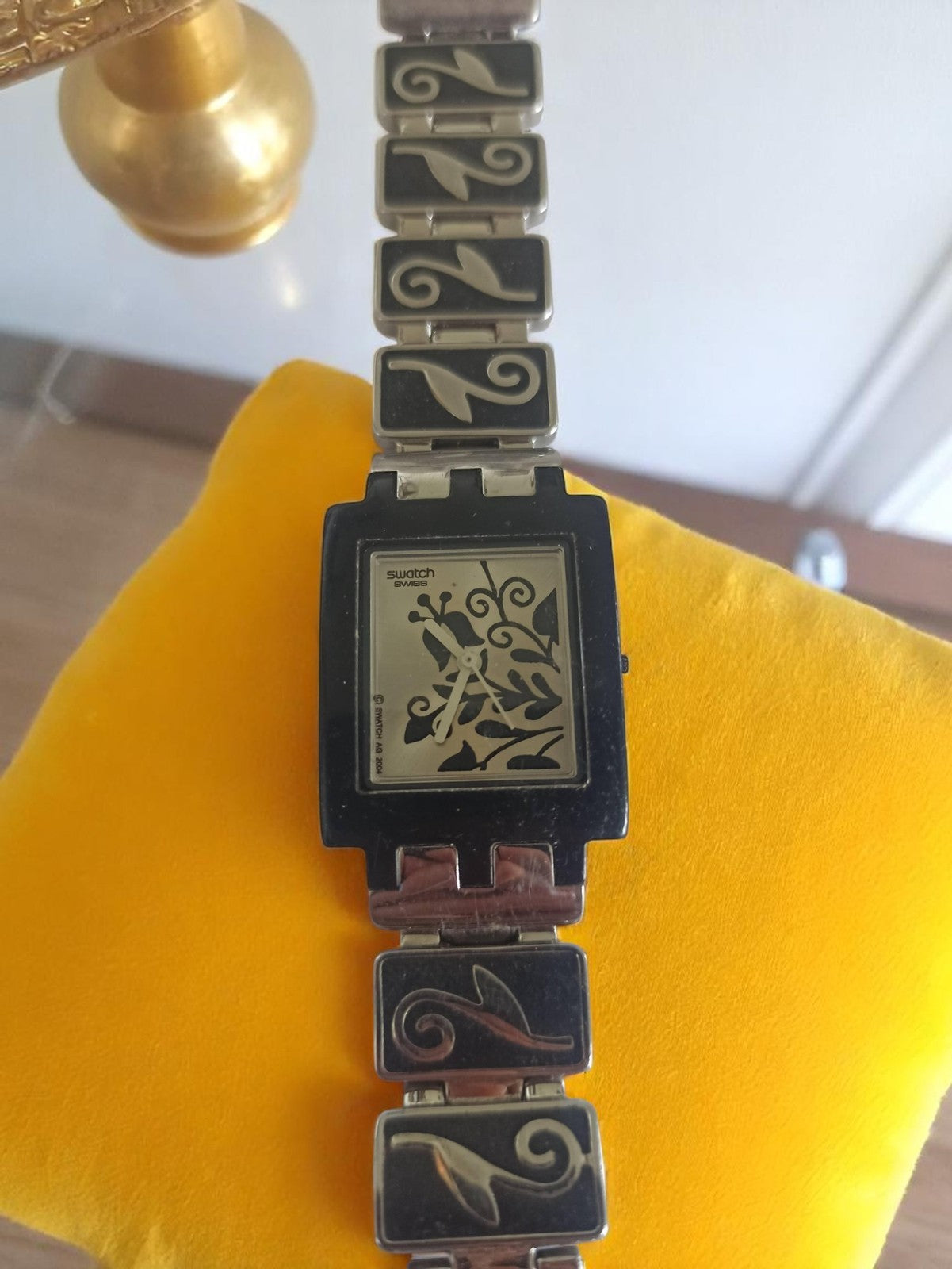 Montre Swatch Vintage Femme cadran carré noir déco Swiss rétro bracelet motif