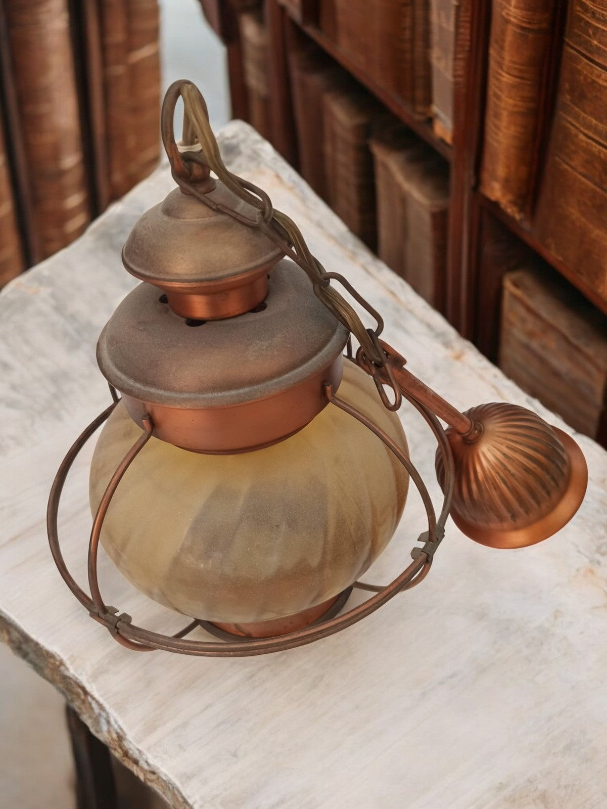 Suspension vintage globe verre dépoli cuivre, luminaire rétro ancien déco