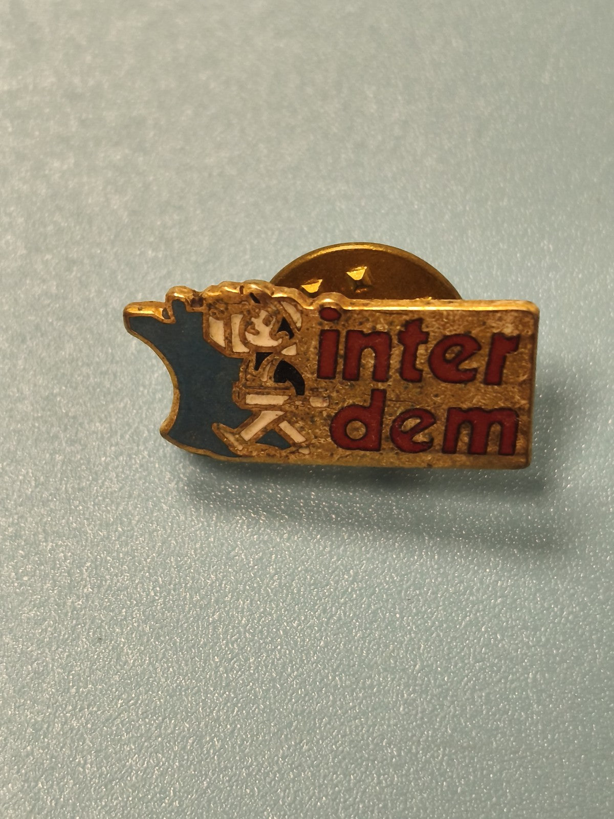 Vintage pin's Interdem émaillé, personnage marcheur, collection (Ref 13)