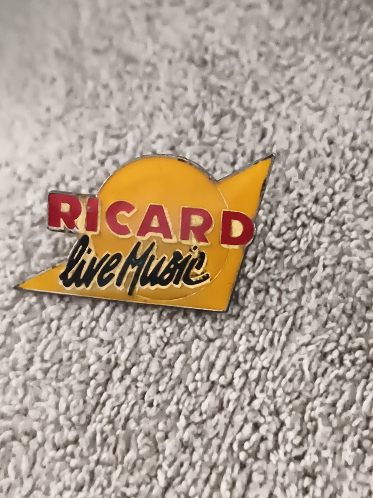 Pin's Ricard Live Music vintage logo jaune rouge années 90 badge publicité