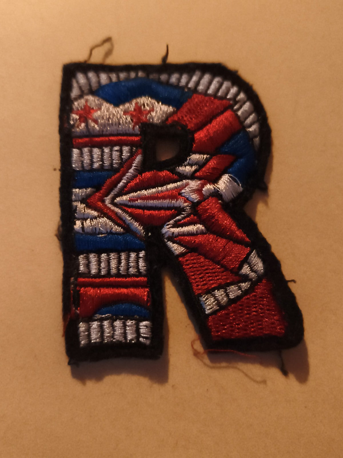 Écusson brodé lettre R ancien, patch vintage rouge bleu blanc, applique textile