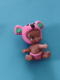 Figurine bébé Twozies bonnet koala rose assis jouet décoratif