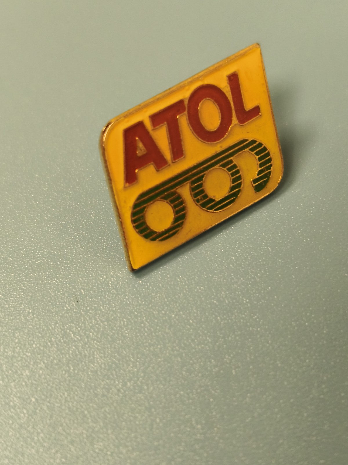 Vintage pin's ATOL jaune rouge logo rétro opticien collection (Ref 14)