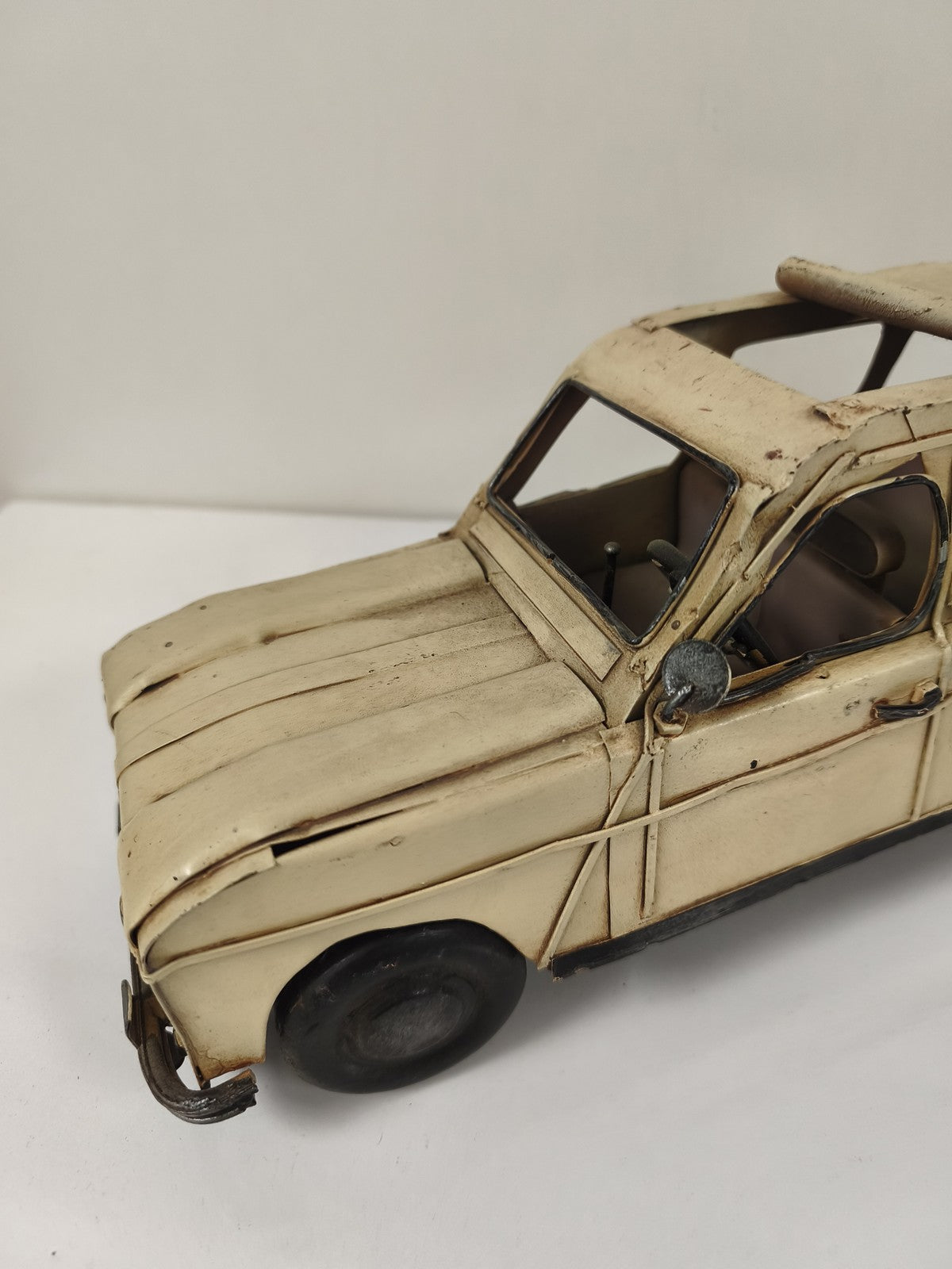Voiture ancienne en tôle vintage, grande taille, objet de collection rétro déco