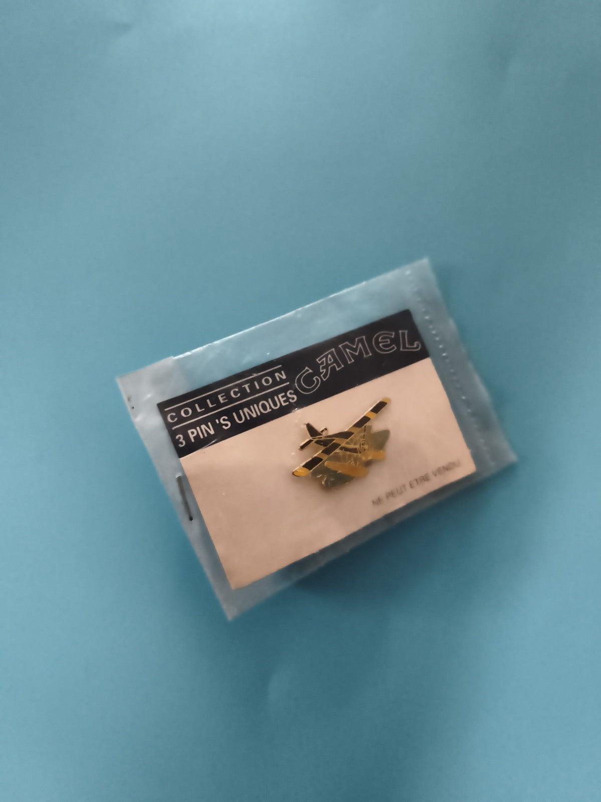 Pin's avion biplan Camel doré, badge publicitaire, aviation, sous blister