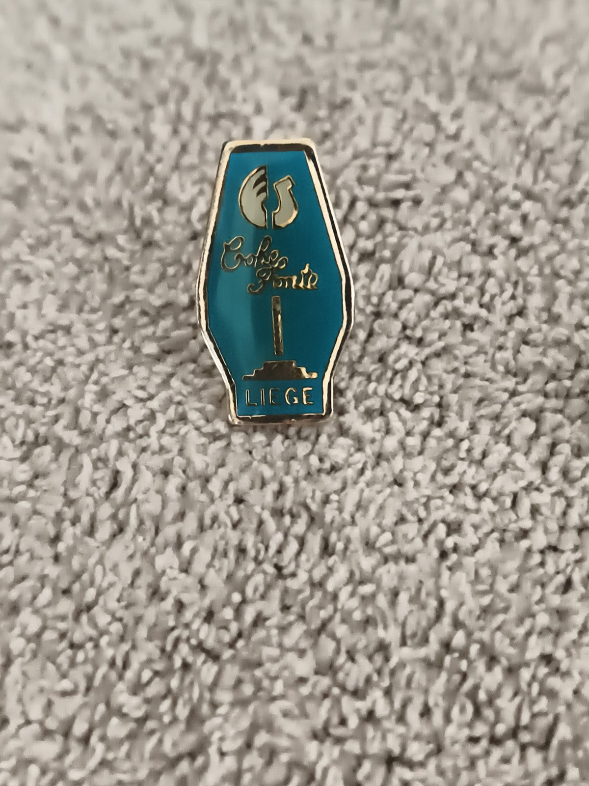 Pin's vintage Cofeo Fonte Liège bleu doré badge ancien (Ref 8)