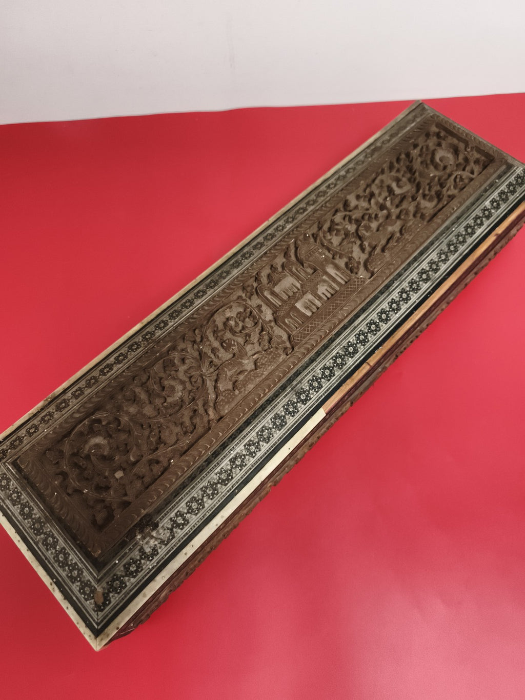 Grande boîte ancienne anglo-indienne bois de santal sculpté décor incrusté