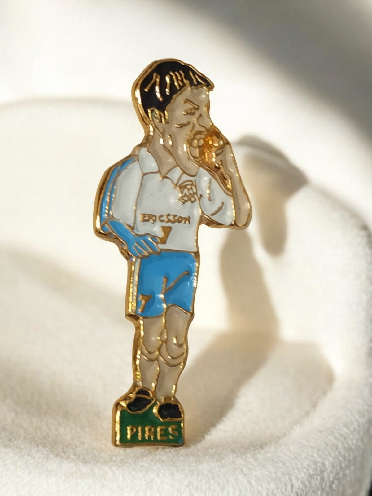 Pin's vintage joueur OM Pires émaillé rétro badge Olympique Marseille football