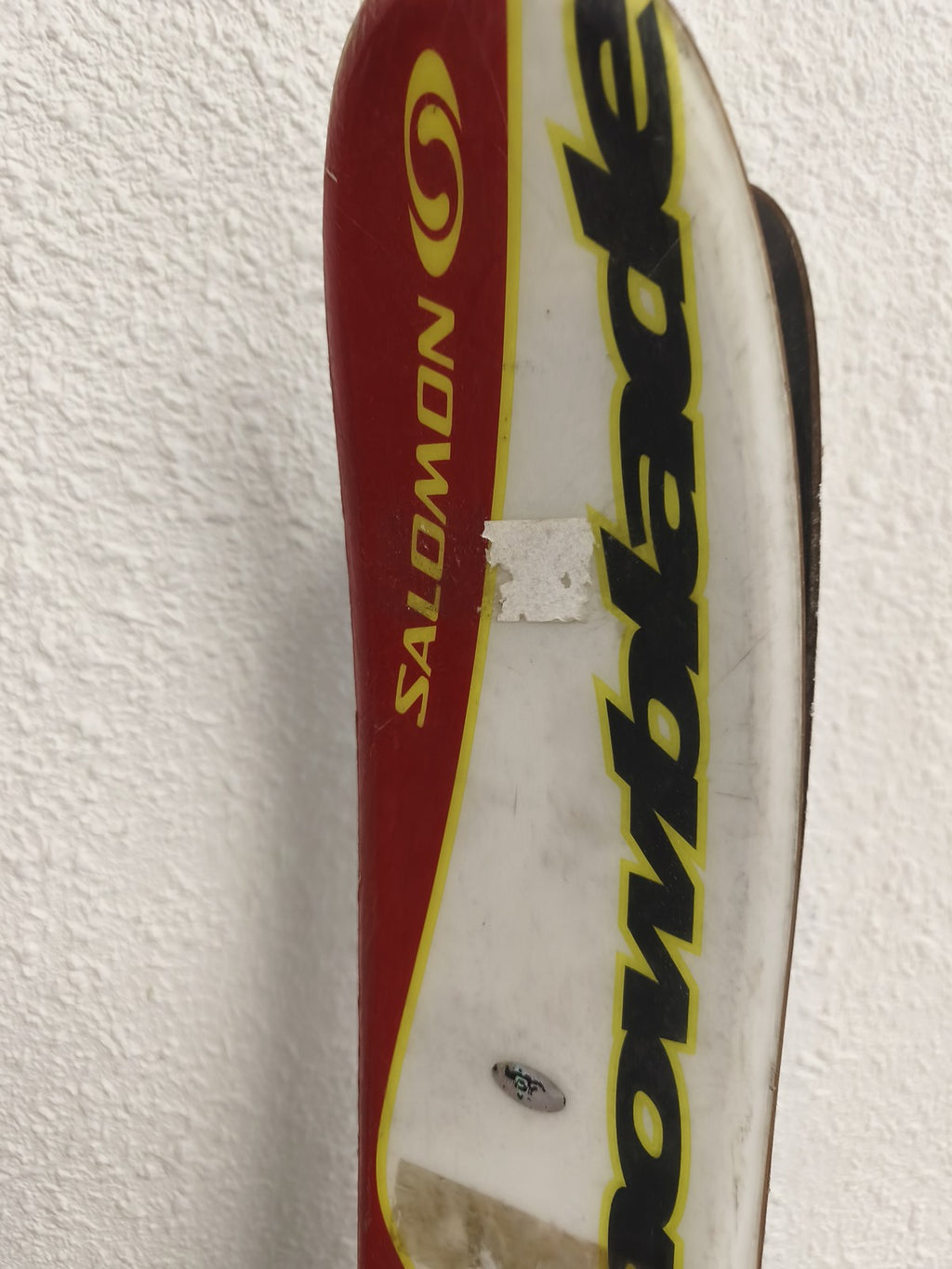 Mini ski Salomon Snowblade rouge jaune patinette fixation polyvalente