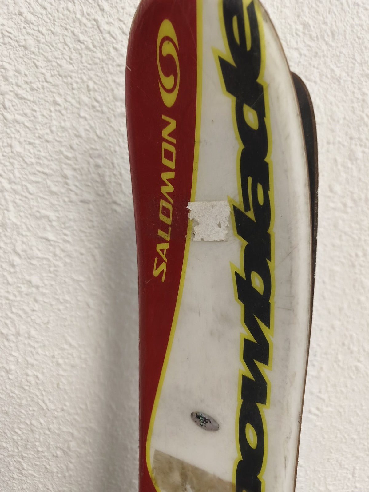 Mini ski Salomon Snowblade rouge jaune patinette fixation polyvalente