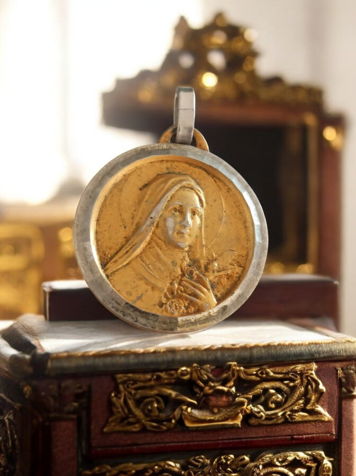 Pendentif religieux catholique vintage, médaillon doré Sainte, métal ancien