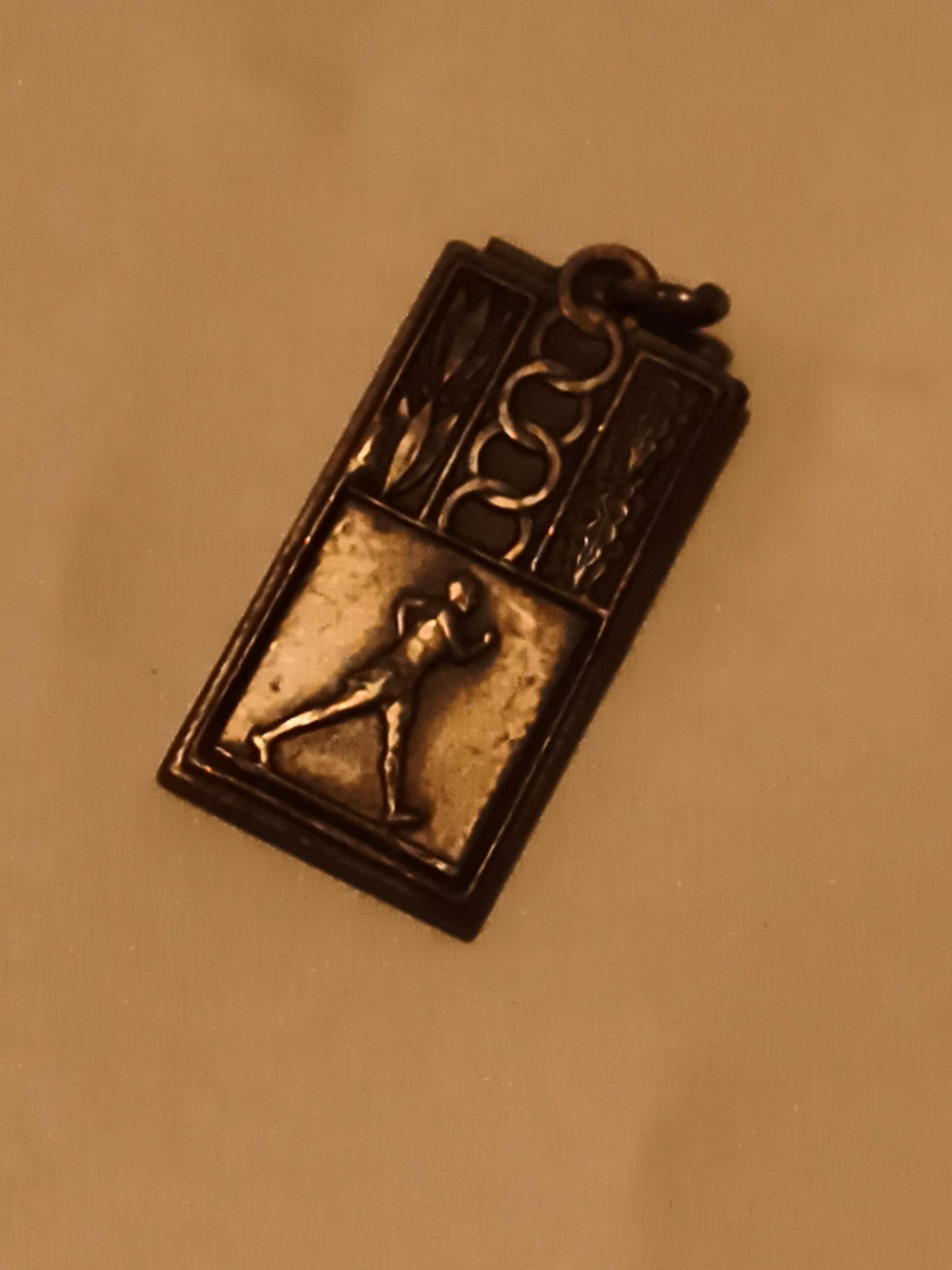 Médaille sport rectangle athlétisme coureur relief finition bronze