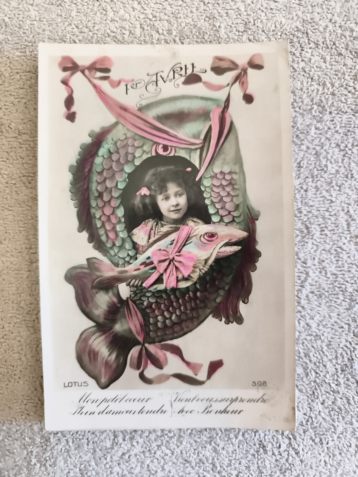 Carte postale 1er avril poisson d’avril fillette ruban rose CPA Lotus 596